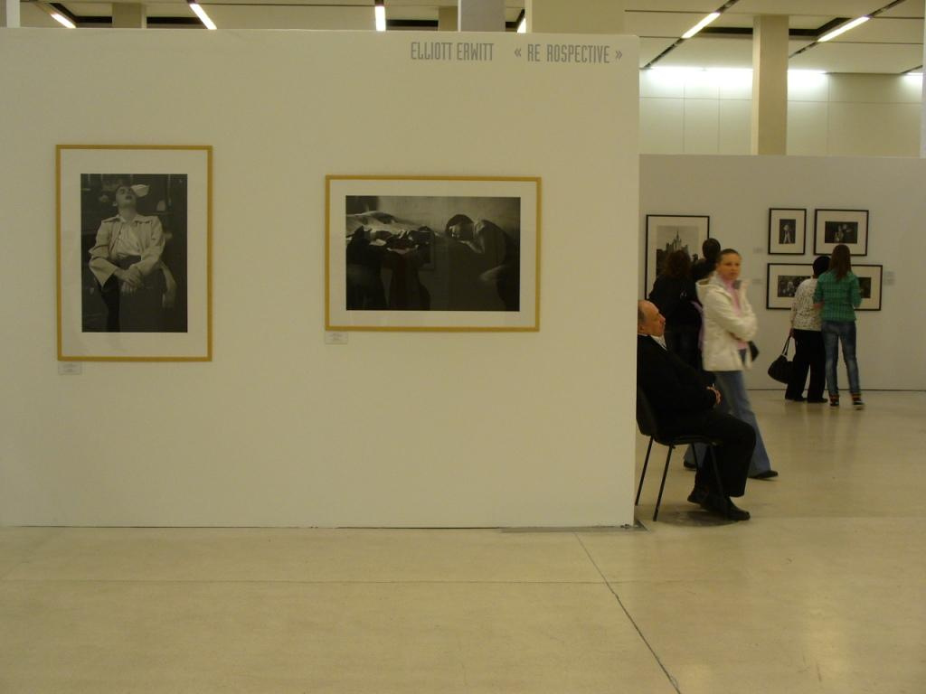 Спящие. Фотография и в зале посетитель 
