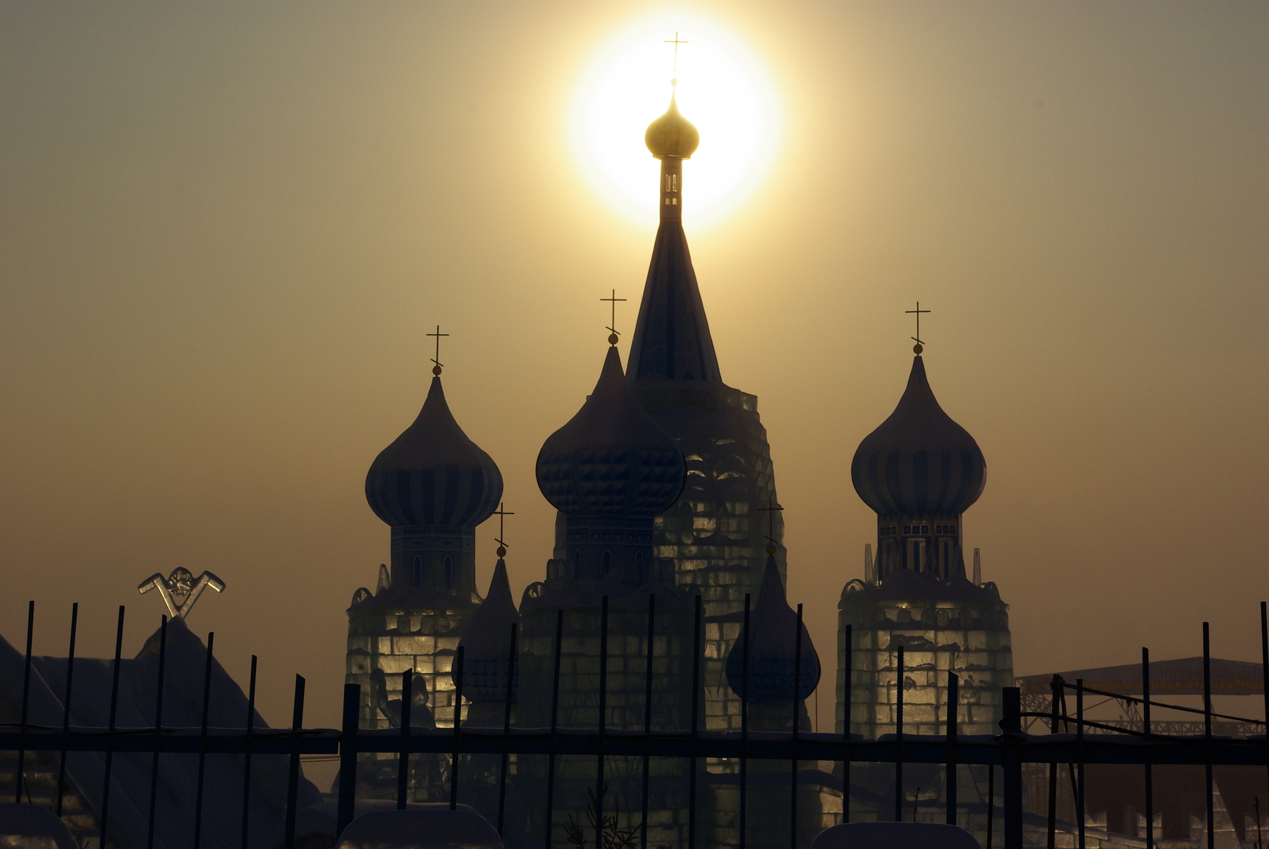Ледовый городок зима, солнце, лед, собор