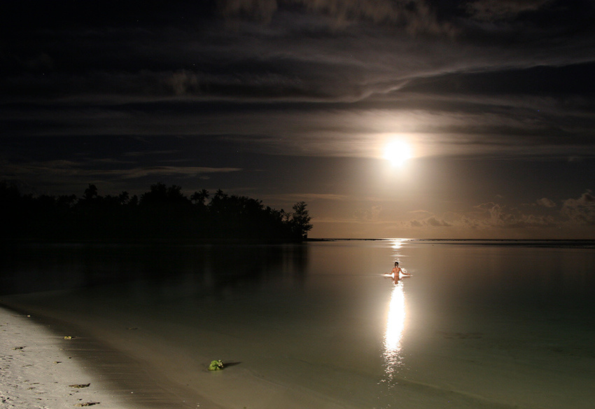 Ночь. Луна. Cook Islands. Cook islands.