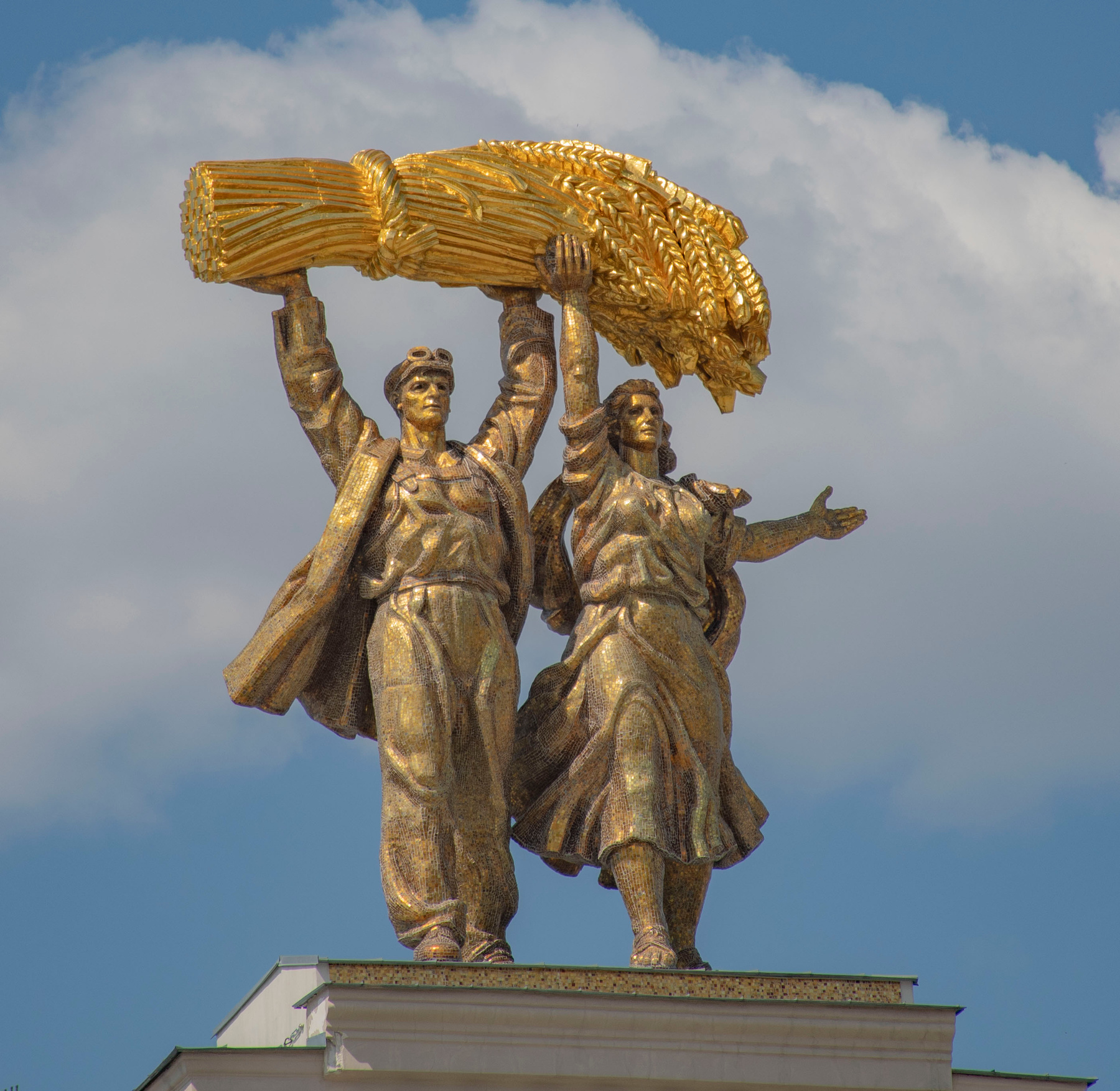 Тракторист и колхозница Москва ВДНХ скульптура тракторист колхозница небо