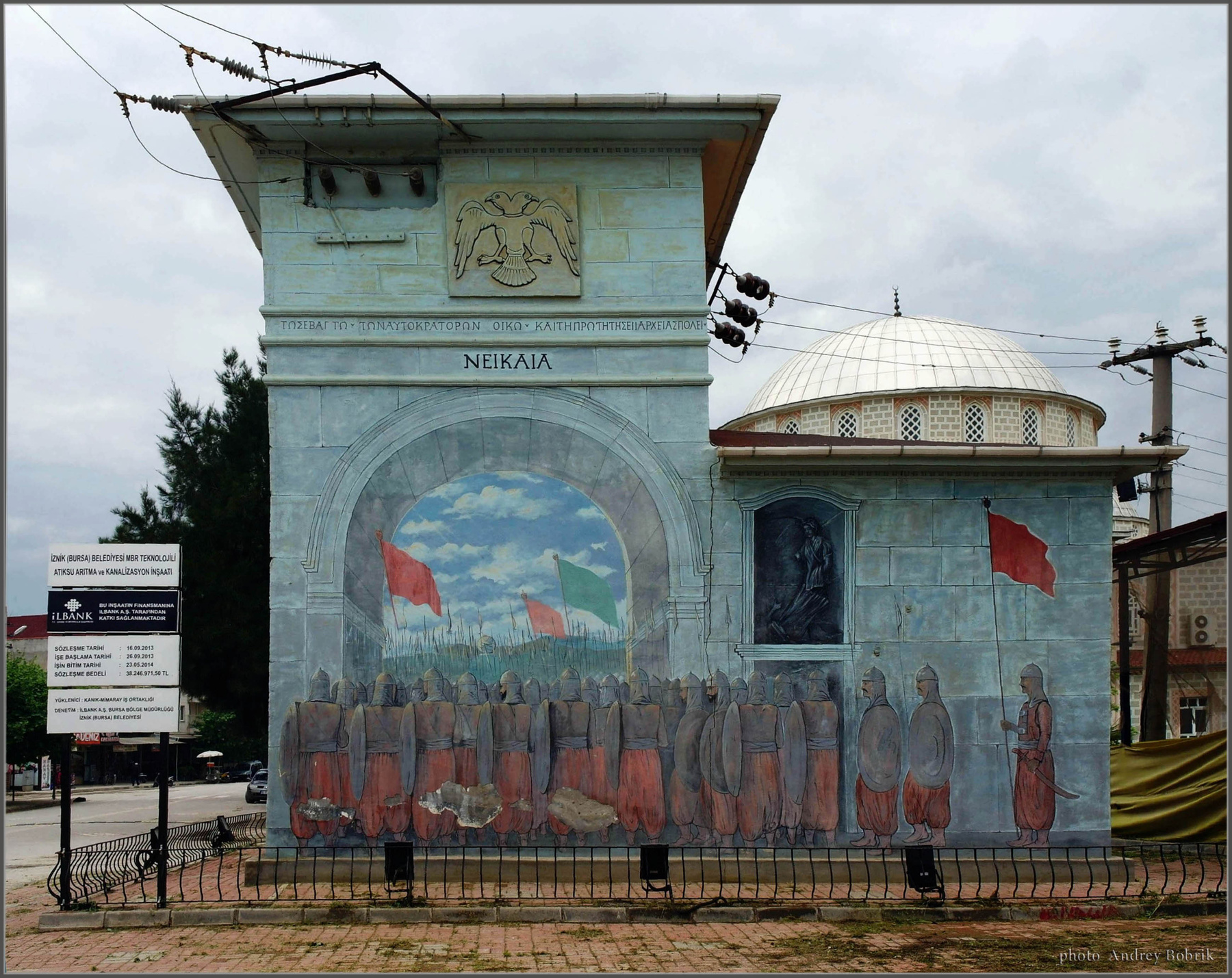 Патриотичная подстанция Турция Изник Никея стены ворота граффити знамена войско