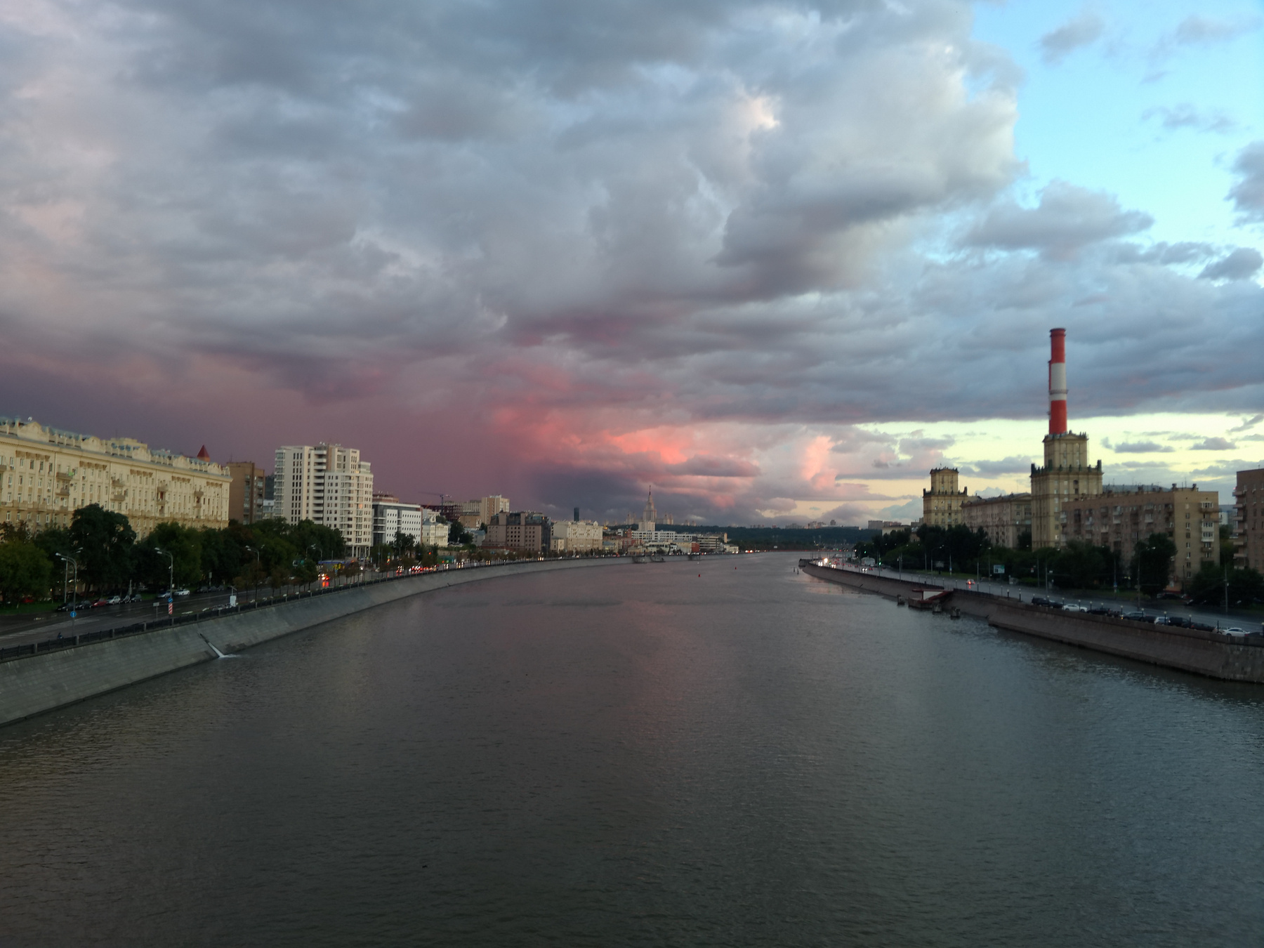 *** Москва небо набережная река облака закат зарево лето