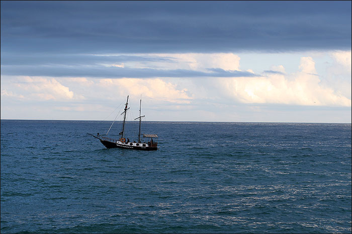 чёрная каракатица море лодка крым