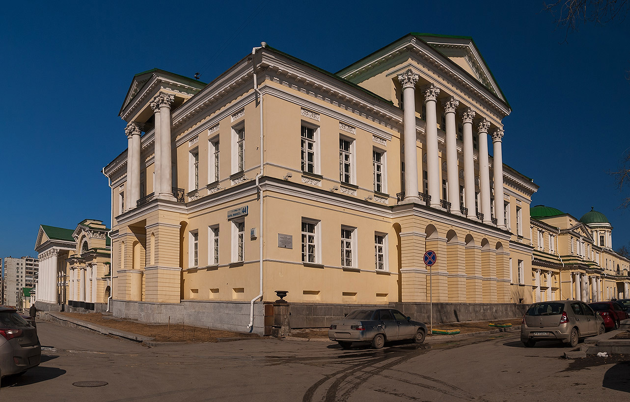 У старинной усадьбы Екатеринбург Усадьба Расторгуевых Харитоновых