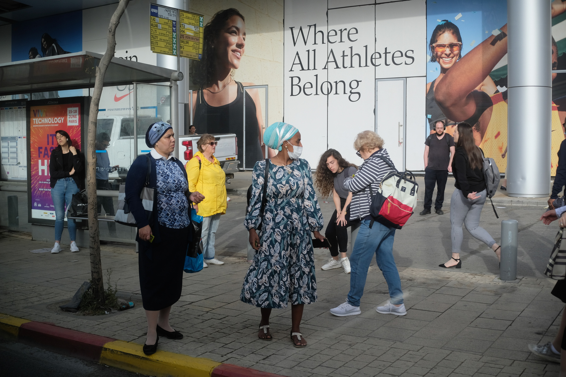 ...когда автобус важнее,чем Nike! остановка утро люди meike 28 2.8 lens