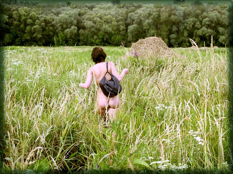 это не город девушка луг поле жара поход nu nude