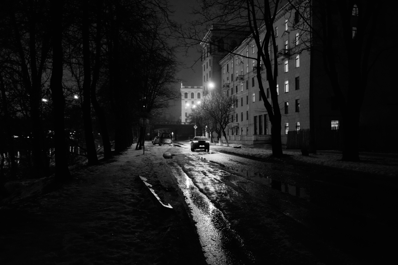 ч/б вечер 12 улица набережная вечер здания автомобили фонари деревья