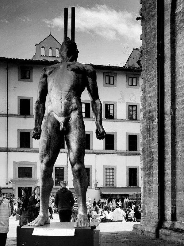 "The Watcher" "Наблюдатель" на площади San Lorenzo Флоренция Флоренция Firenze Toscana Италия базилика San Lorenzo 5метровая скульптура площадь Скульптор Emanuele Giannelli