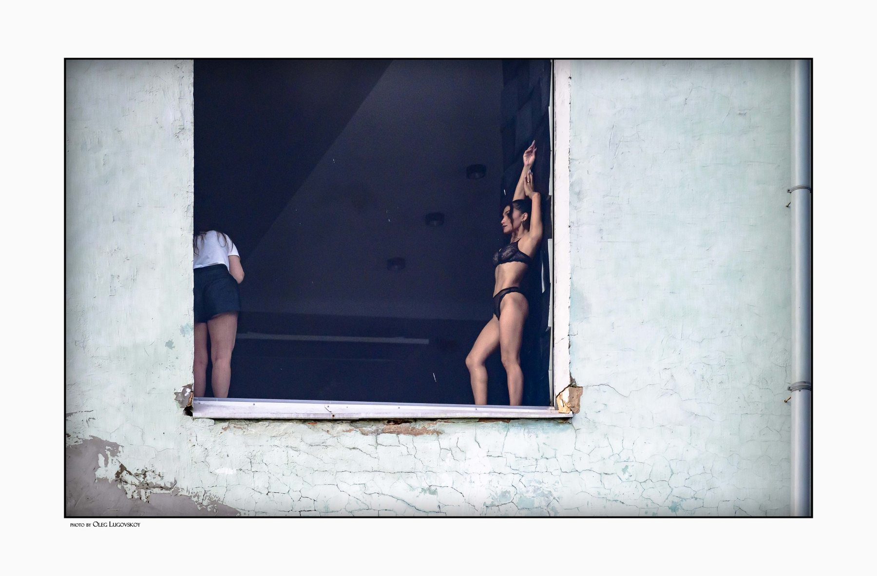 Фотосессия в окошке фотосессия девушка окно папарацци