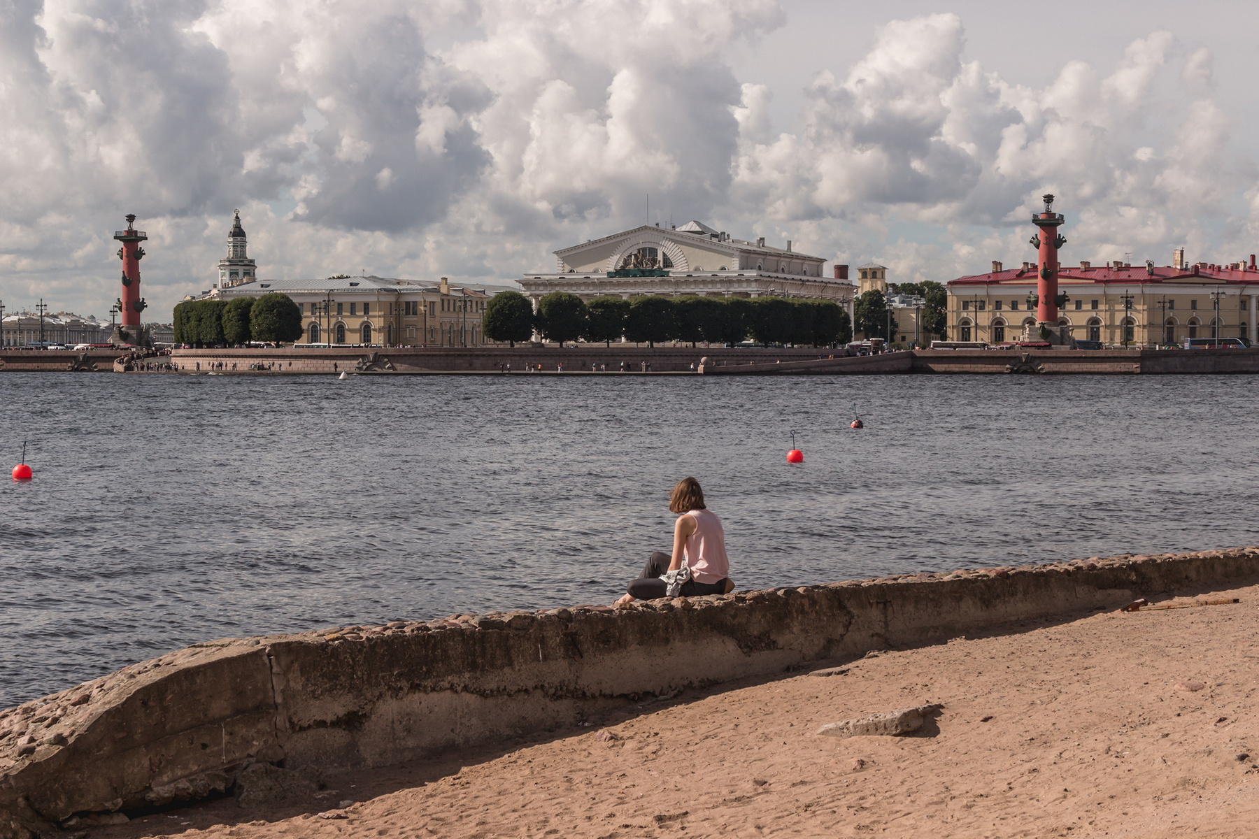 Уединение на Неве Санкт-Петербург река облака девушка Нева