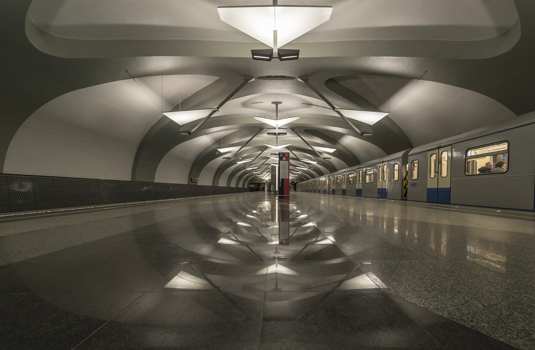 Подземный космос метро станция отражение