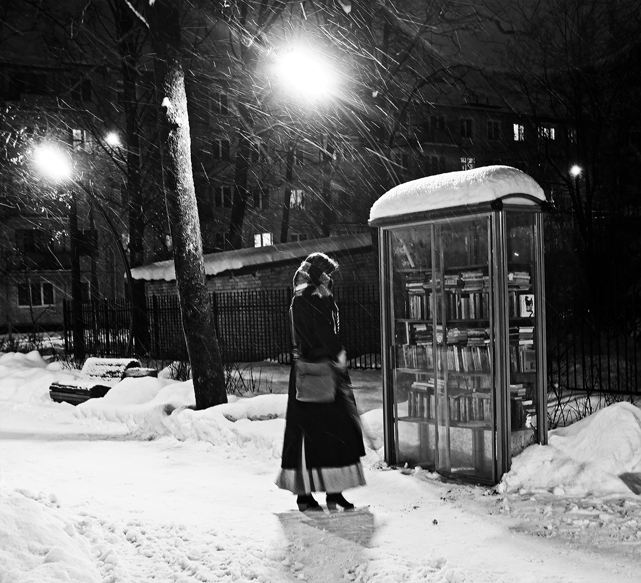 Ночь. Улица. Фонарь. Библиотека. 