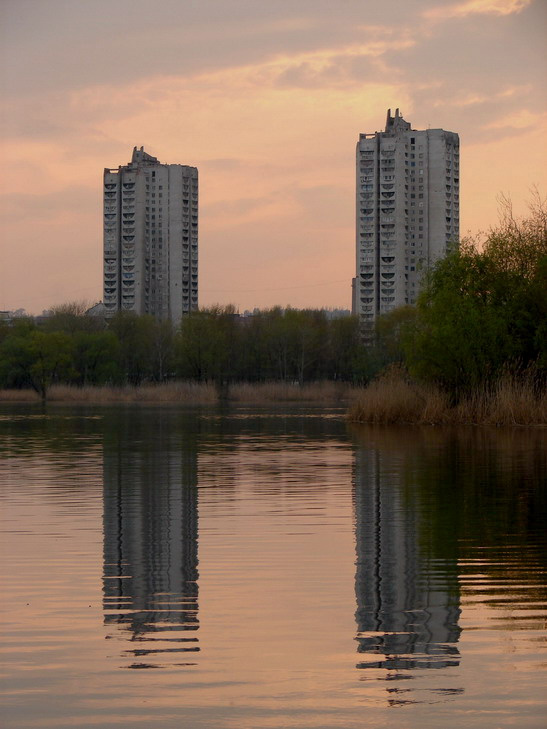Twins дом, река, вечер