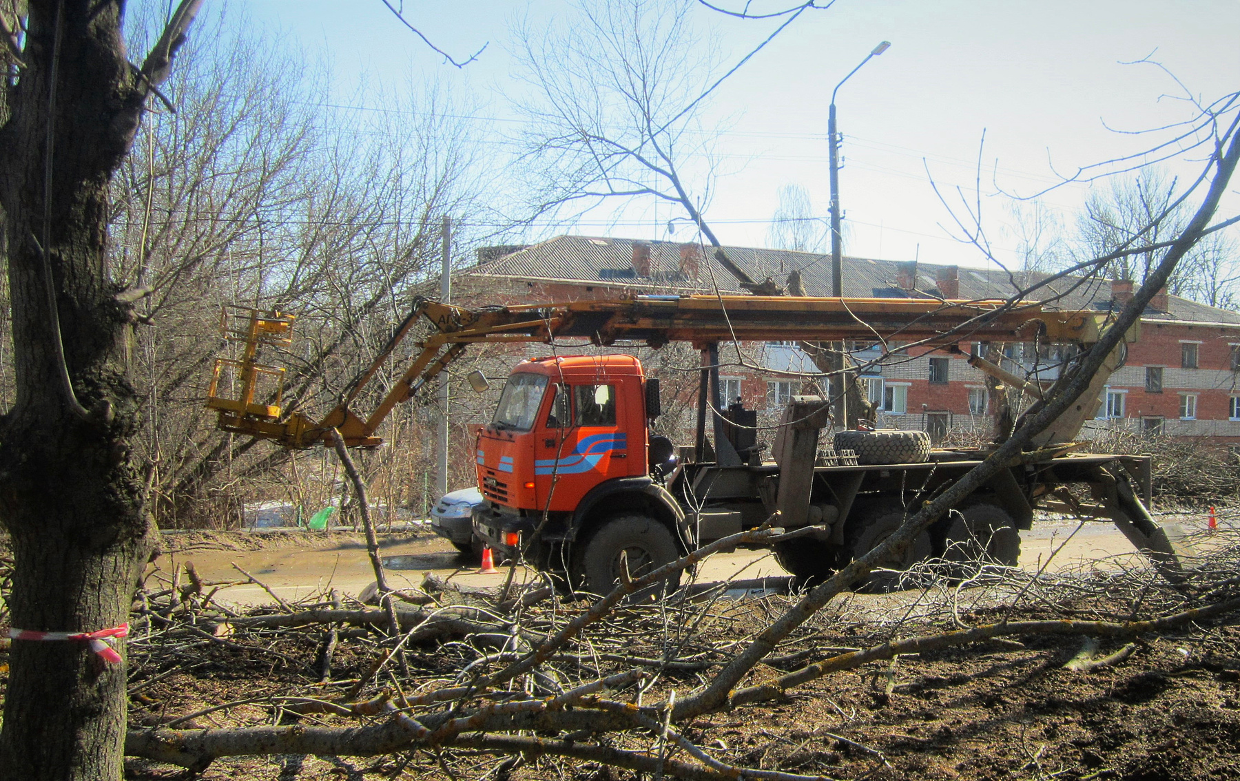 Автовышка КАМАЗ автовышка деревья весна
