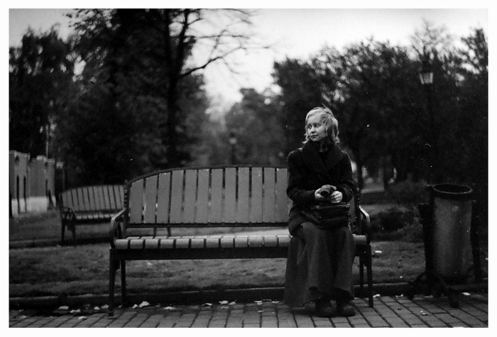 ..flicka  på parkbänken 