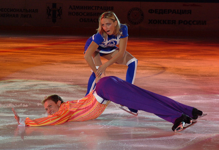 Вставай , замерзнешь ! сильная  девушка