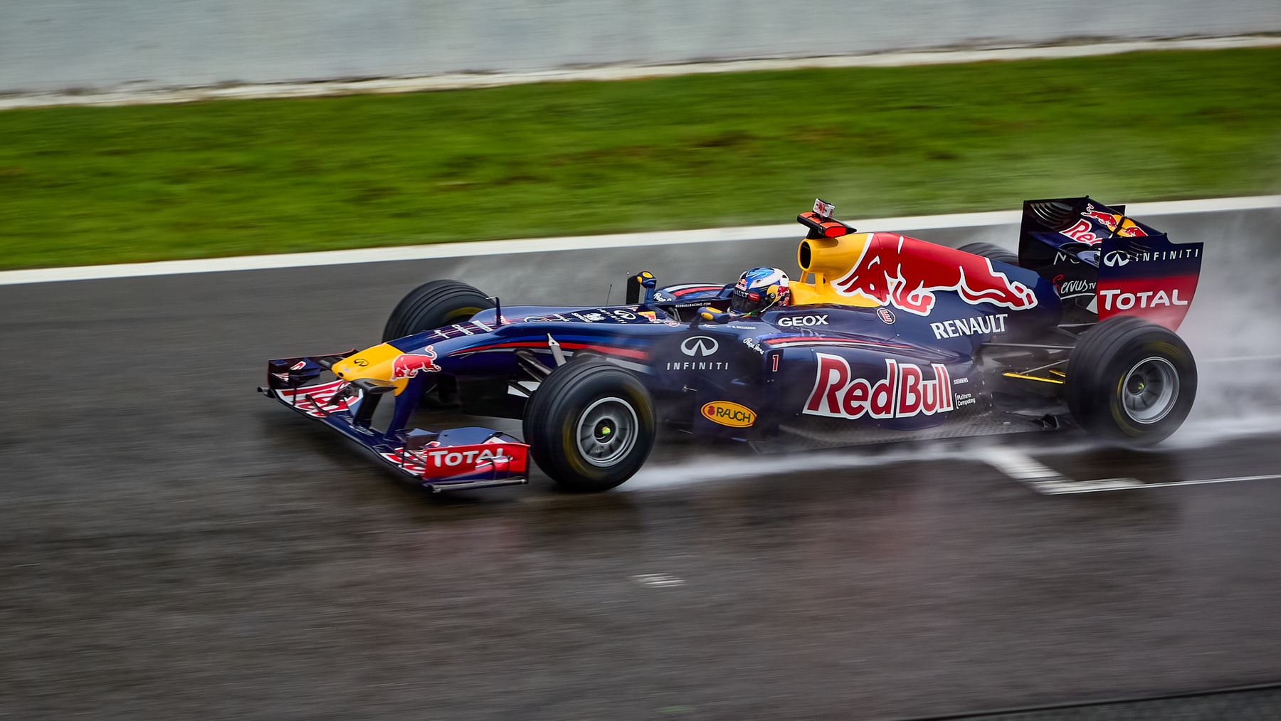 Под дождём... F1 пилот болид гонка