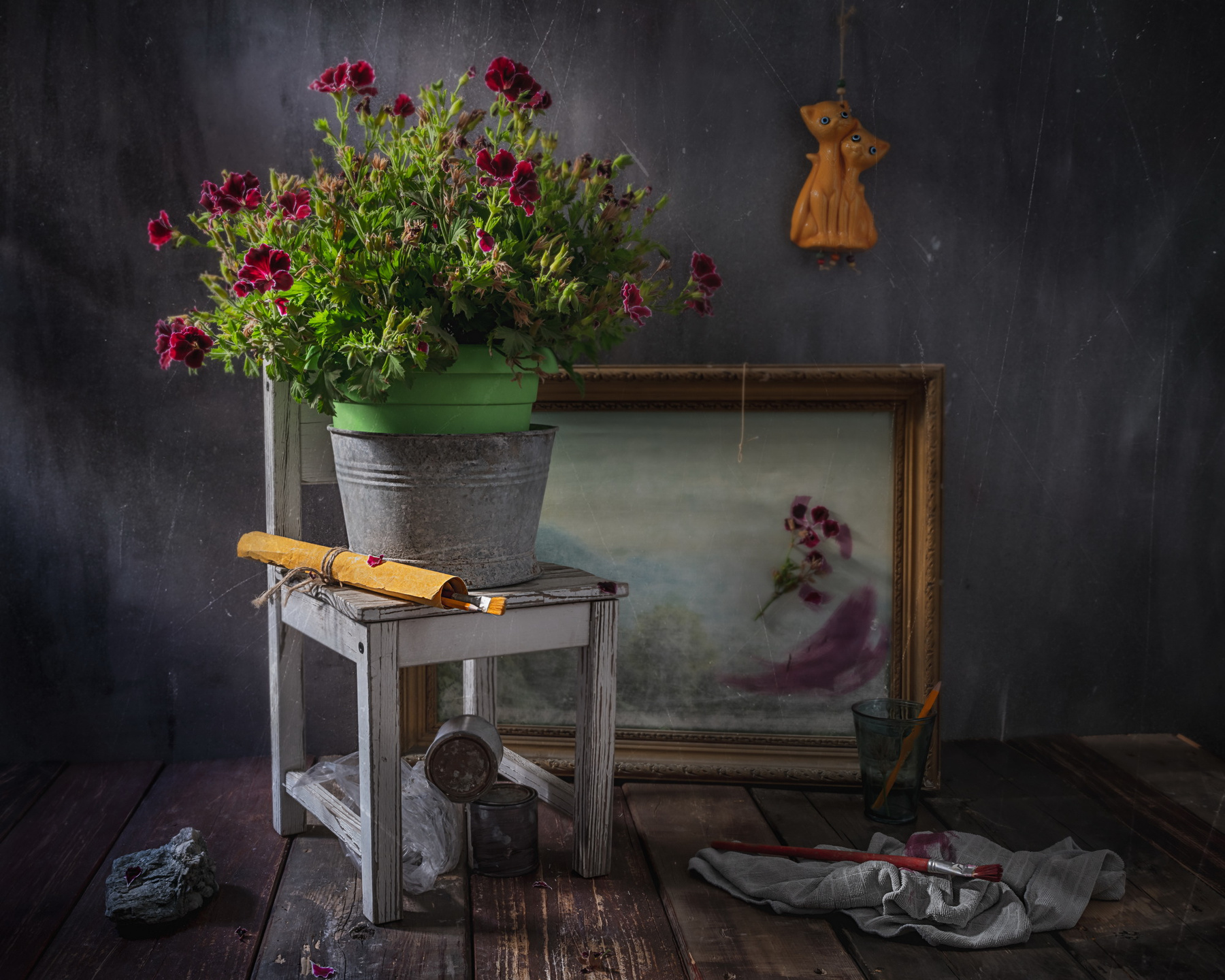 Поиск настроения... Натюрморт с цветами герань Regal Pelargonium картина старый детский стул краски и кисти цветы в горшке