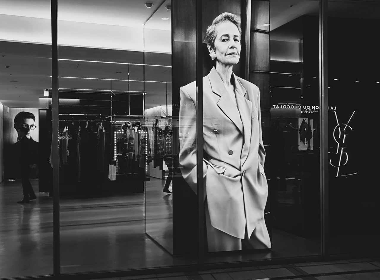 "Гардероб - это образ жизни" Roppongi Tокио Tokyo Japan мода2025 костюм магазин YSL витрина декорация отражение Япония