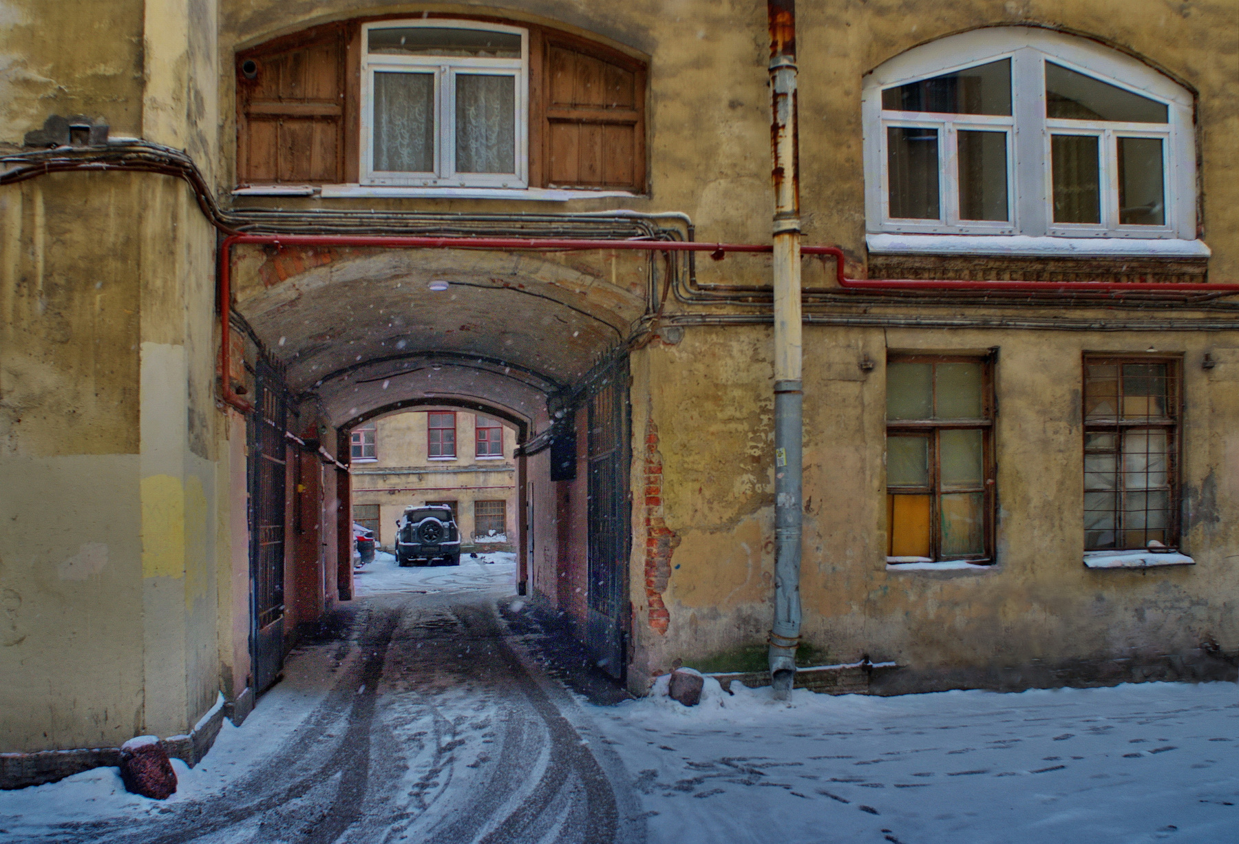 Арок тёмных вереницы.. Петербург