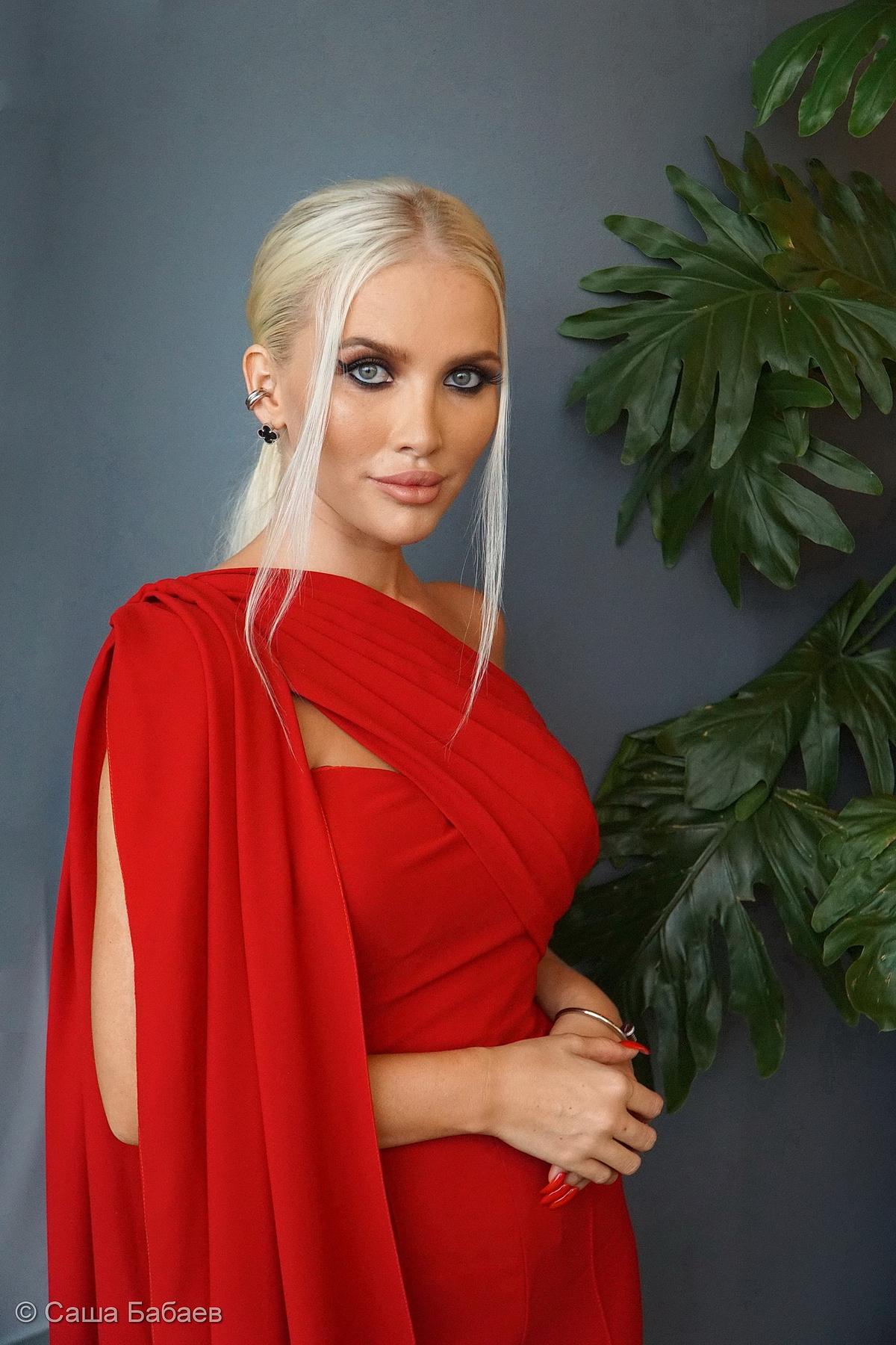 ***В красном платье... В пожаре заката вечером ясным 
