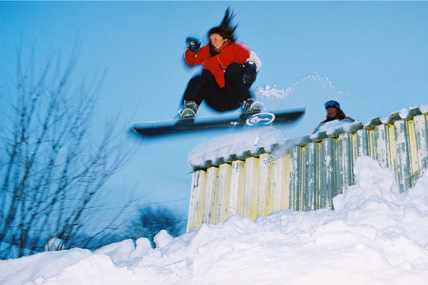 в полёте. автобусная остановка,snowboard