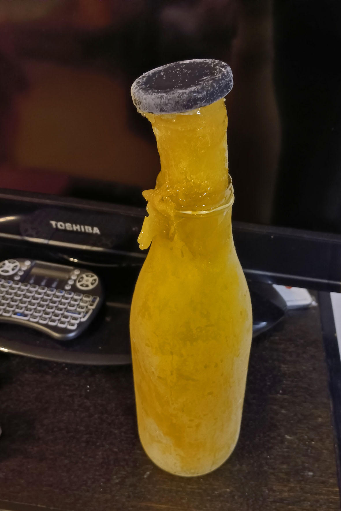 Снимая шляпу бутылка сок лед крышка