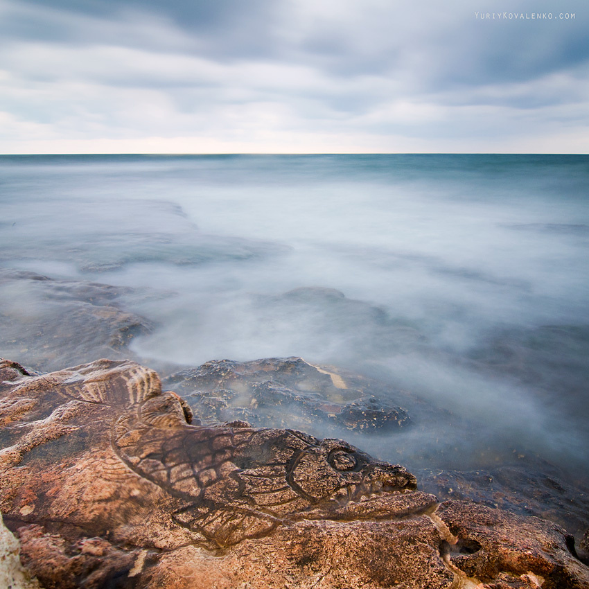 Каменные рисунки на мысе Херсонес Kovalenko Крым мыс Херсонес скала рисунок море long exposure