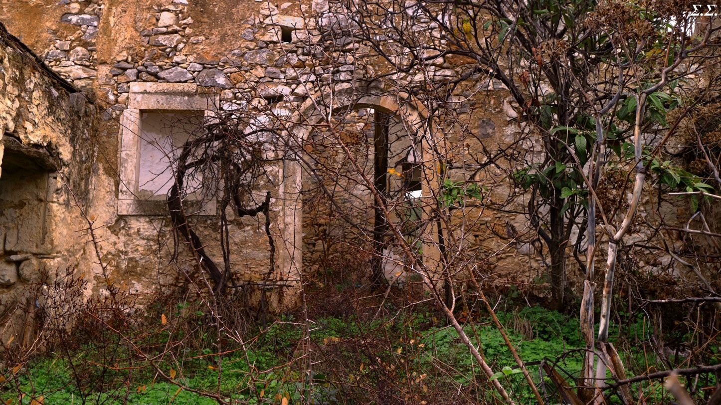 ABANDONED FARMHOUSE 