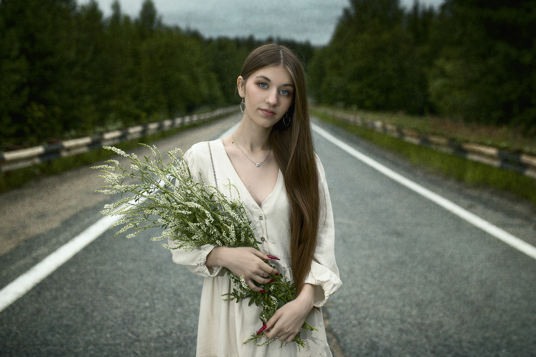Ева! Девушка гламур природа светлое платье длинные волосы цветы вспышка дорога лес