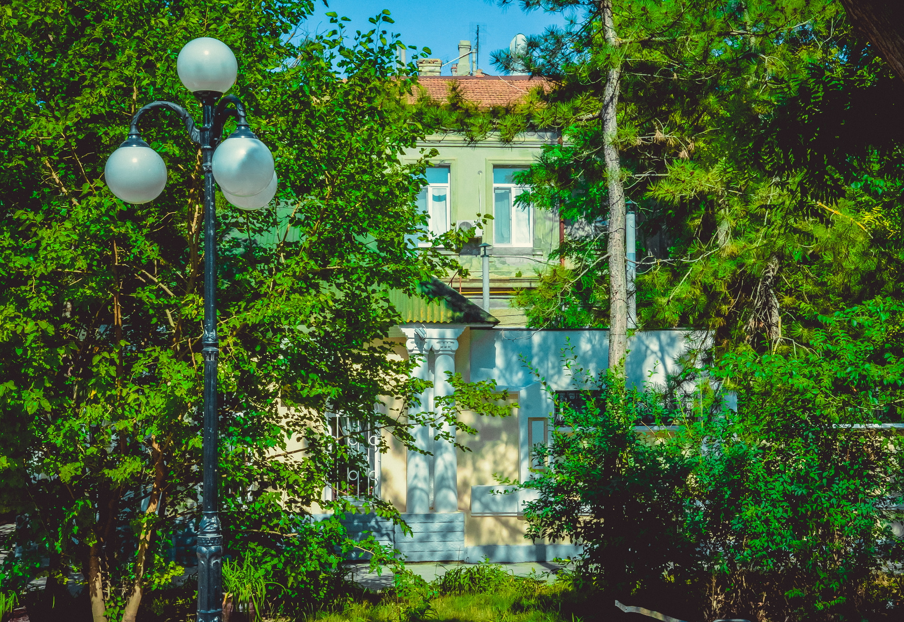 Солнечный день в городе город евпатория лето солнце фонарь дом