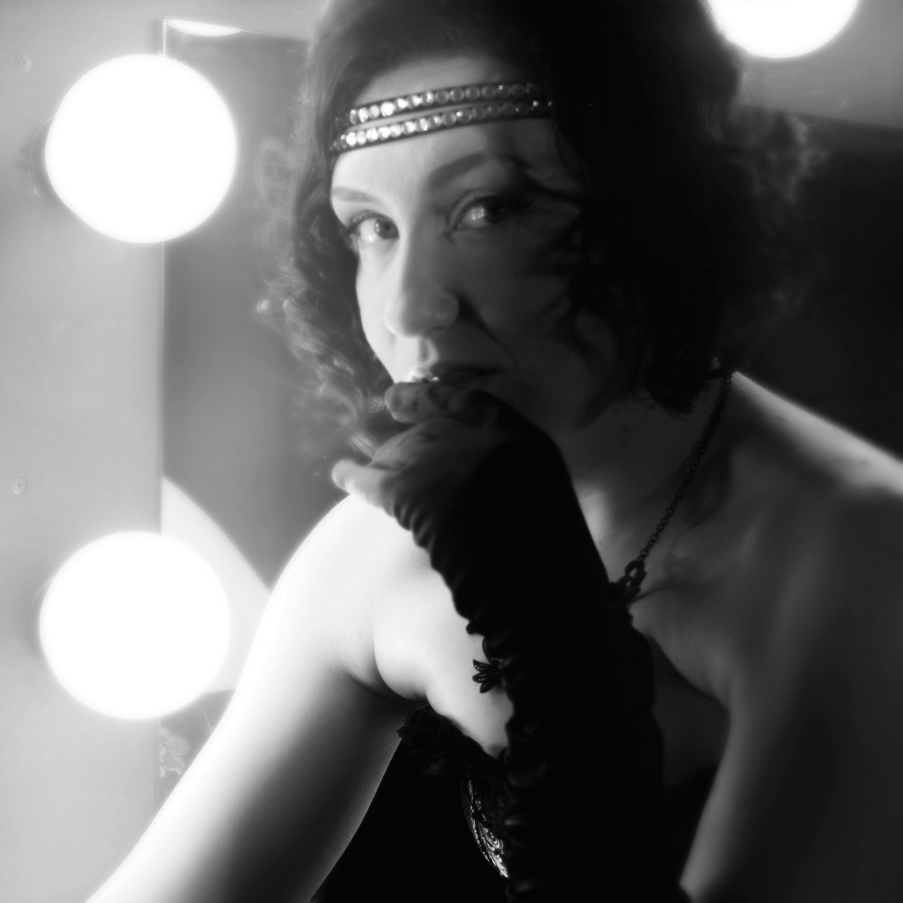 Серія "Мова її погляду".  Бурлеск Black and White Square Composition Photography Make-Up Beauty Applying Brush Fashion Glamour Human Face Young Women Beautiful Woman Lifestyles