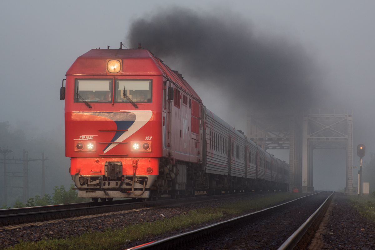 Дымовая завеса ТЭП70БС железная дорога поезд туман мост утро