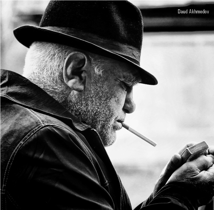 я столько читал о вреде курения, что твердо решил бросить.... читать старик, сигарета, спички, курить, курение, шляпа, чб