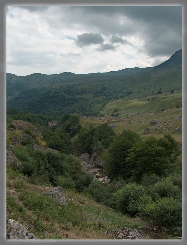 Погода портится горы, река, лес, облака
