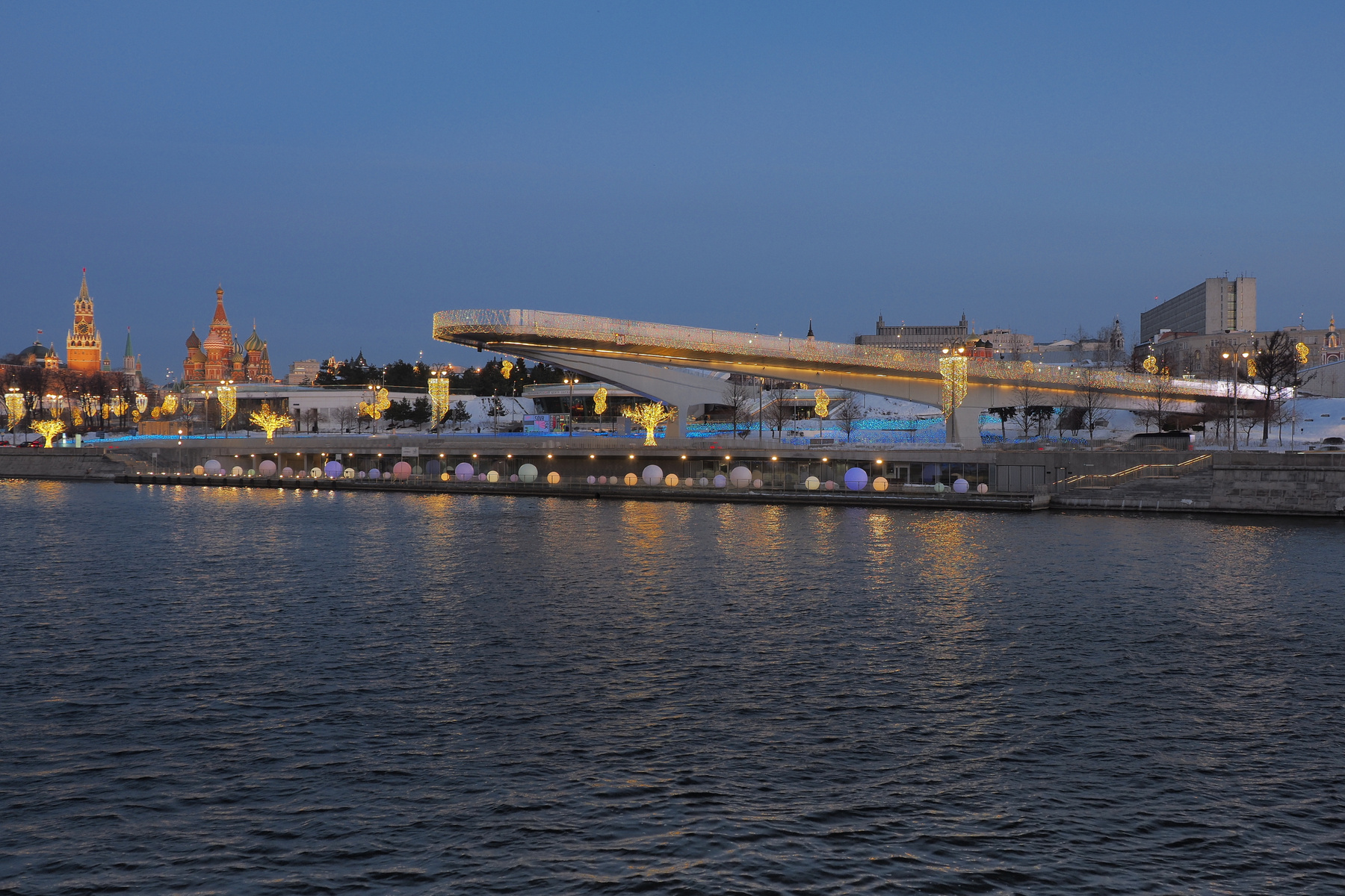 Утро на Москворецкой набережной 