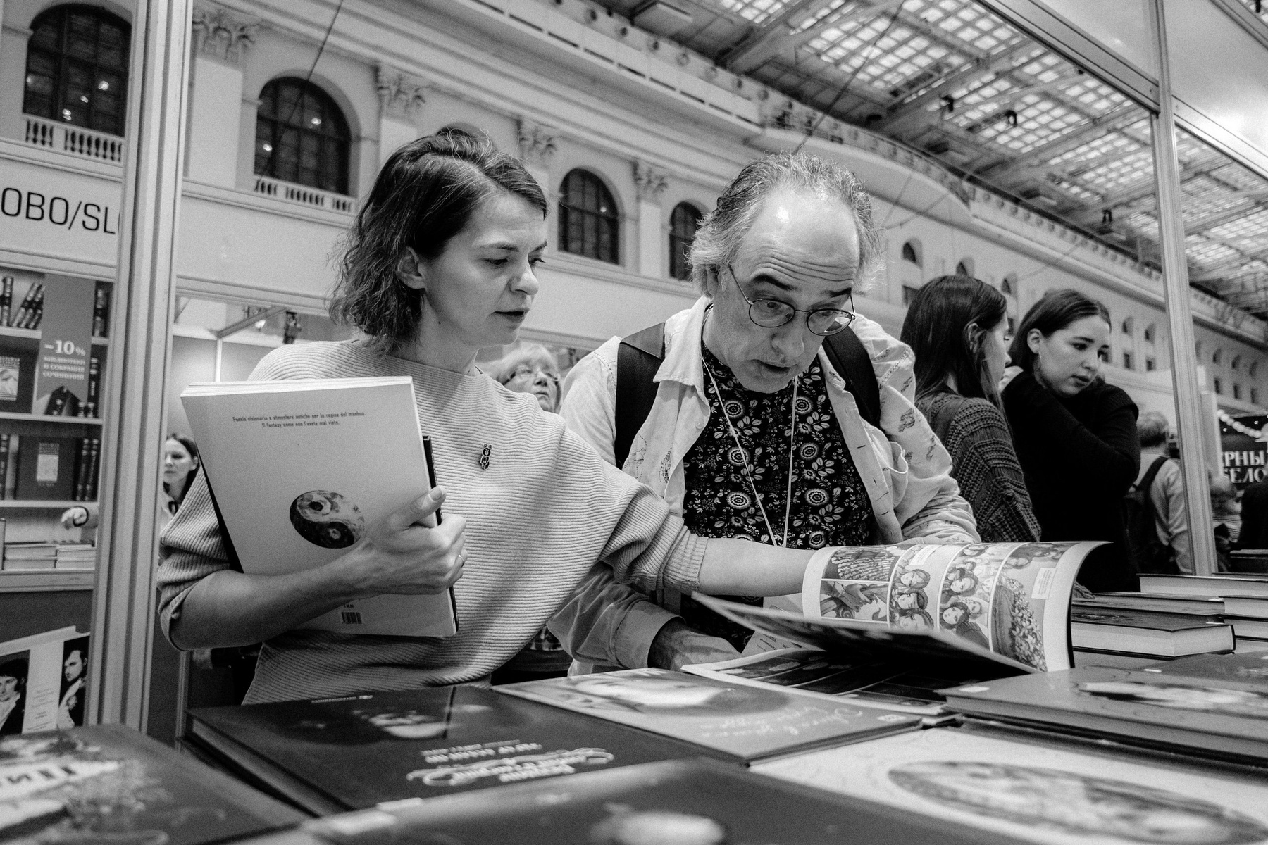 Люди на книжной выставке книжная выставка
