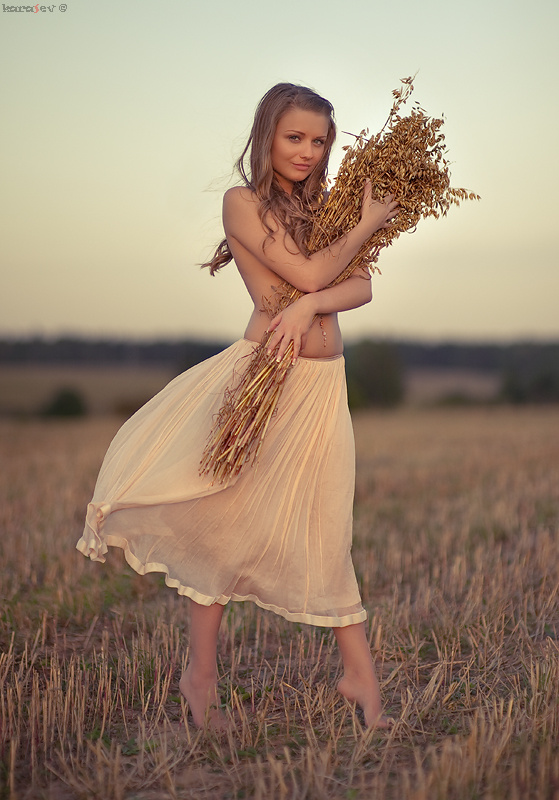 Out In The Fields нимфа девушка овсяное поле 
