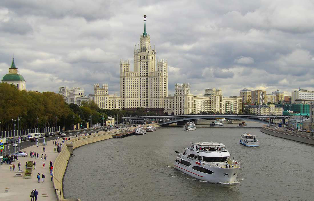 Вид на Котельническую набережную с "парящего" моста  парка "Зарядье" Москва Котельническая набережная высотное здание на Котельнической набережной Москва-река теплоходы реке