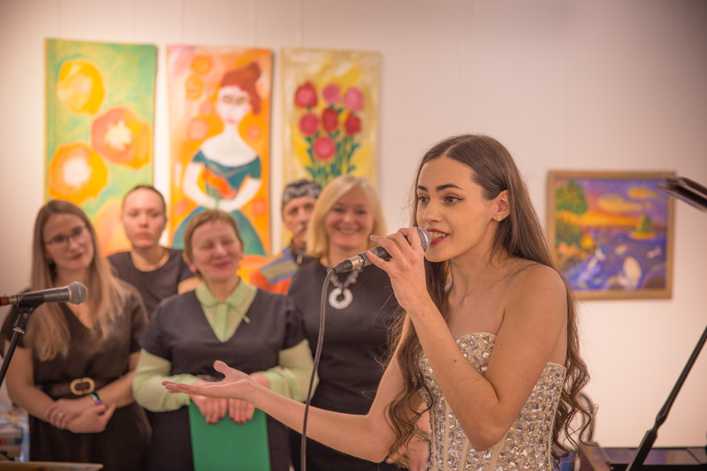 Солистка и почитатели романс почитатели поклонники