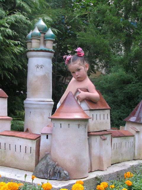 Похождения Гулливера, моя версия игрушечный город, девочка