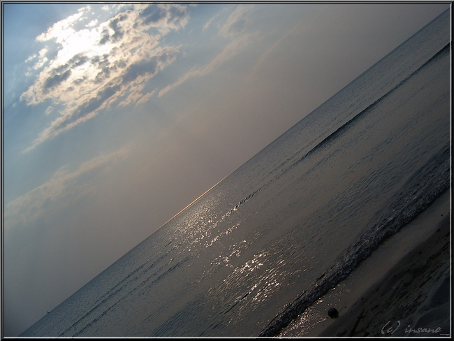 серый день лучик, море