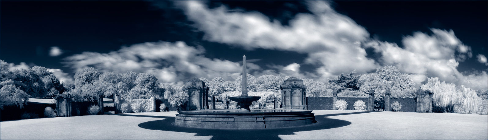 Сказка про Фонтан Irish National War Memorial Park, Dublin, Baile Atha Cliath, ик и много солнца