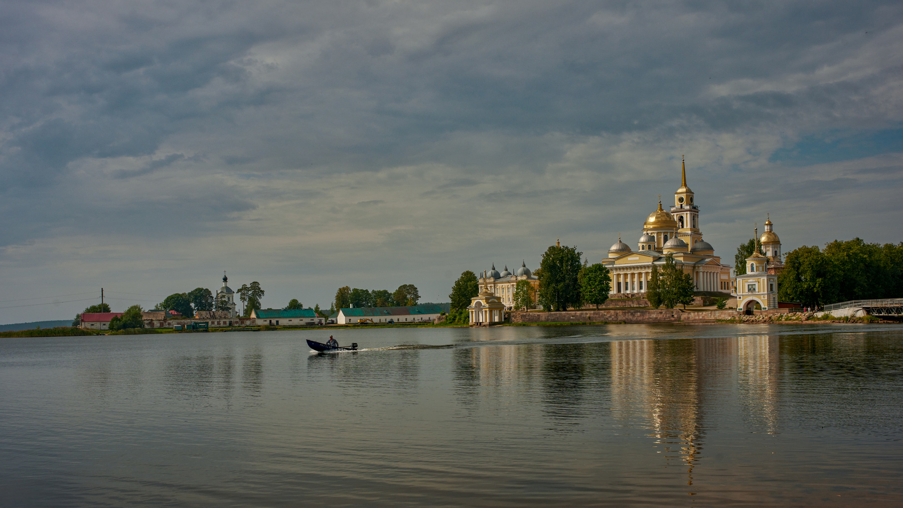 Август. Полдень. пустынь монастырь.селигер лодка моторка церкви