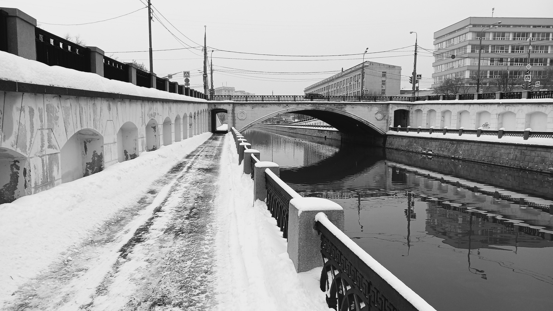 Вид на Госпитальный мост через реку Яузу Москва Яуза