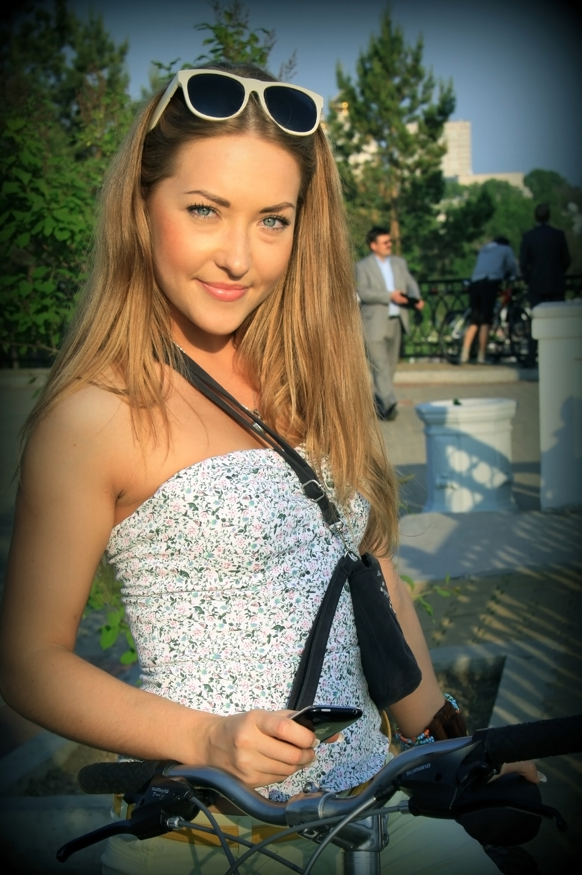 Незнакомка с велосипедом 