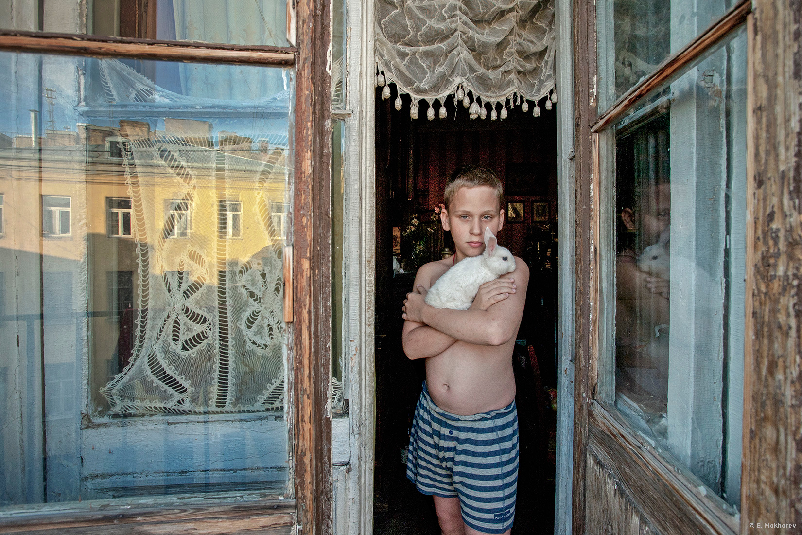 Виктор и белый кролик. Литейный проспект, С-Пб., 2011. Mokhorev