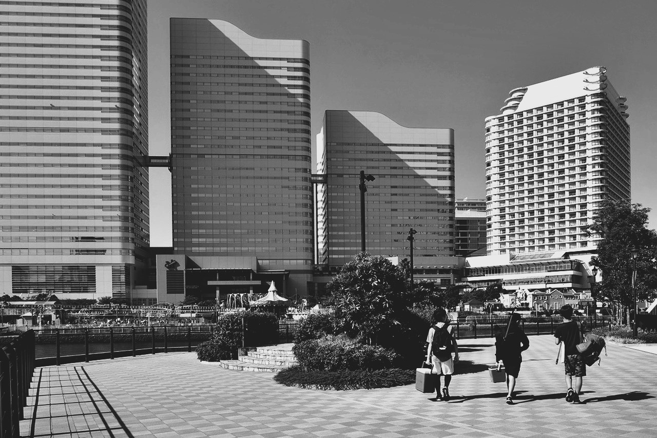 Три рыбачка  Yokohama  Minato Mirai Yokohama Japan Minato Mirai подростки друзья набережная гавань Иокогама небоскребы здания канал Япония осень октябрь