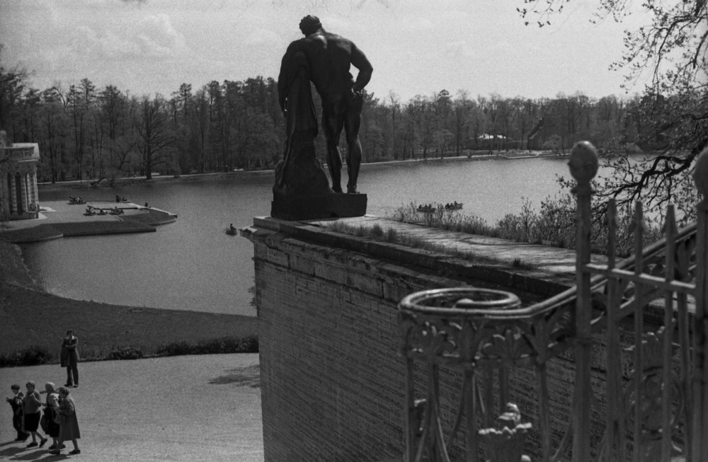Взгляд ленинград царское село 1980 камергеров дворец архитектура взгляд скульптура ракурс пруд люди шедевр