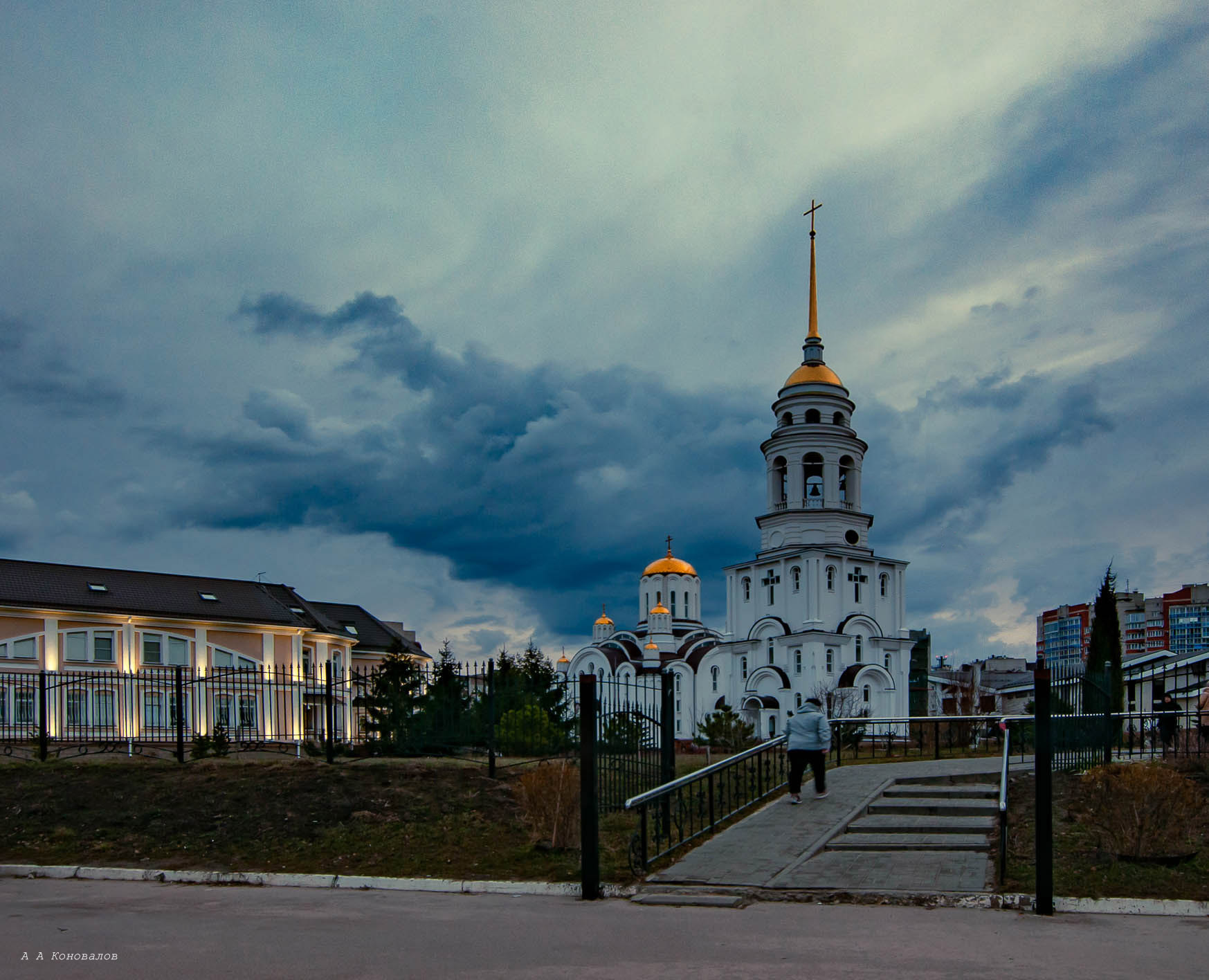 На утреннюю службу. 
